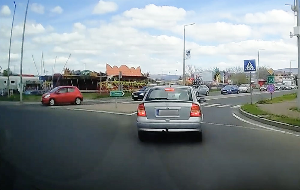 Elrontotta a kihajtót, de a sorba már nem akart beállni a Passat sofőrje Gyöngyösön