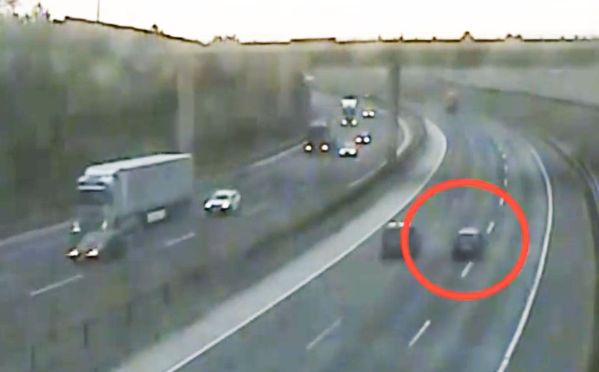 Videón, ahogy az elválasztó sávba csapódik egy autó az M0-áson. Ittas volt a sofőr