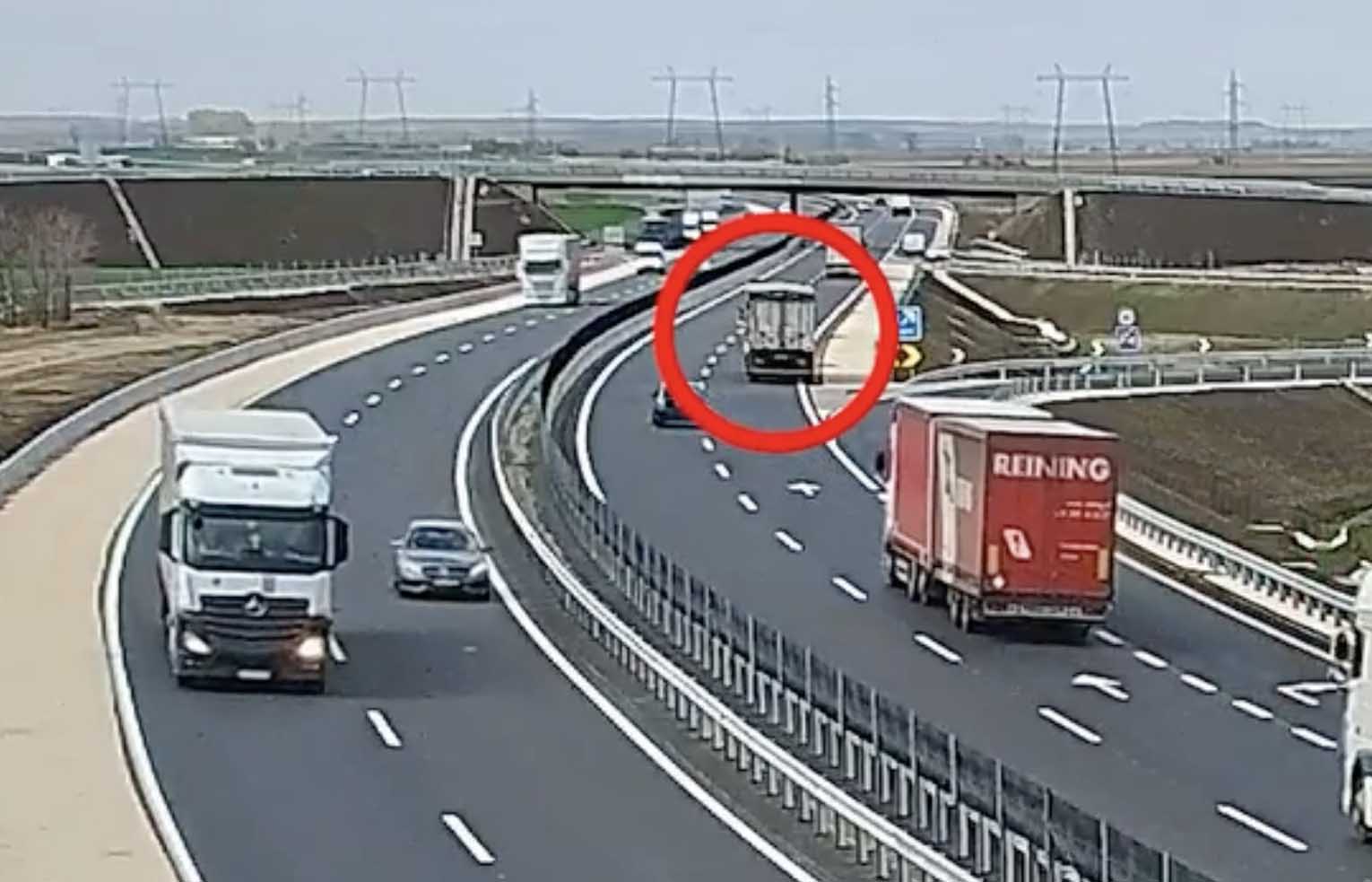 Belerohant a kamion egy másik – tolató – kamionba az M4-esen