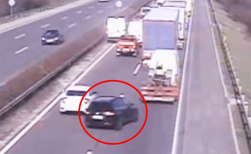 VIDEÓ: Kettő, majd négy autó is belecsapódott az araszoló kocsisorba az M1-esen