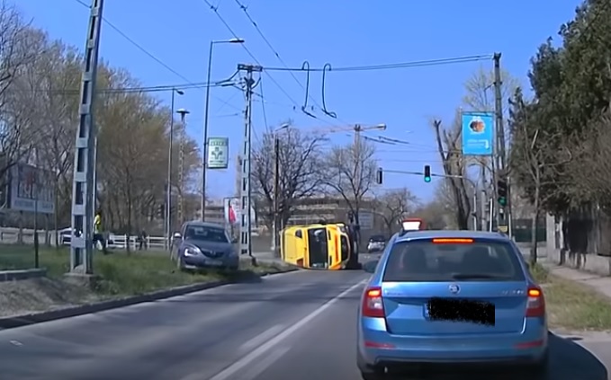 VIDEÓ: Felfüggesztettet kaphat a sofőr, aki ittasan egy mentőautónak ütközött, ami fel is borult