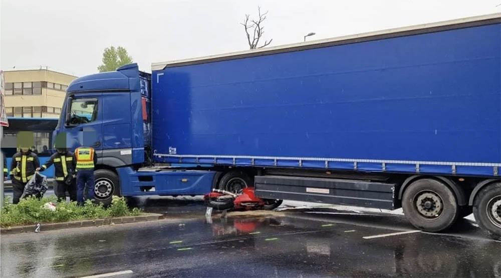 Meghalt az Újbudán kamion alá szoruló motoros