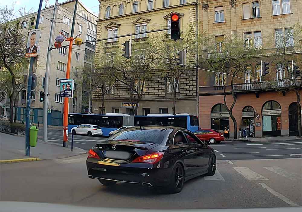 VIDEÓ: Erre biztosan nem számított az Üllői úton a mobilgumis furgon sofőrje