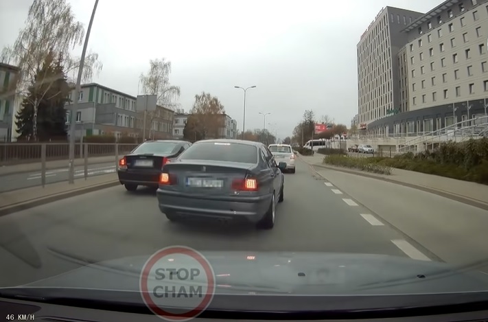 VIDEÓ: Az egyik autós türelmetlen volt, a másik Dredd bírónak érezte magát- kitalálod mi a lett a történet vége?