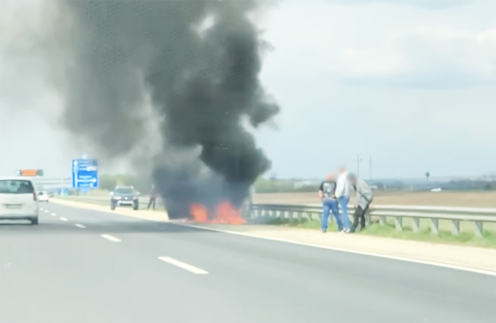 VIDEÓ: Tehetetlenül nézték végig, ahogy porrá ég az autójuk az M4-esen