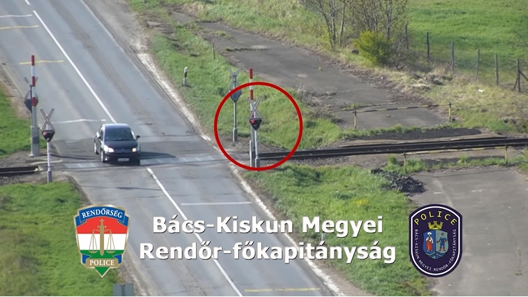 VIDEÓ: Ezúttal a vasúti átjárókat figyelték drónnal a rendőrök, sajnos nem hiába