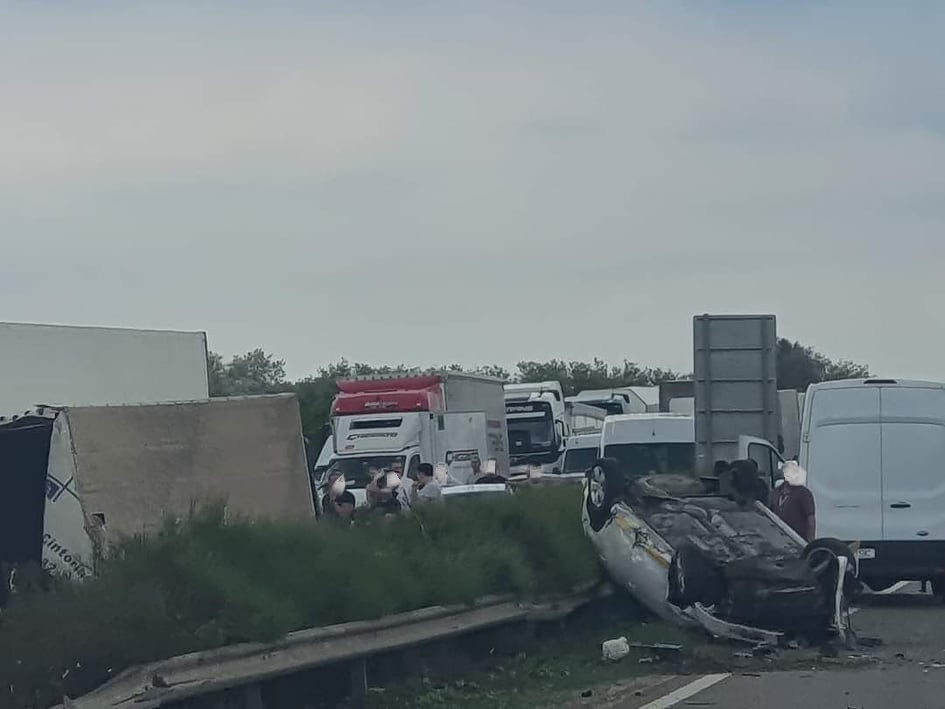 FOTÓK: Tömegbaleset történt az M1-es autópályán – Teljes pályazár van érvényben a Hegyeshalom felé vezető oldalon