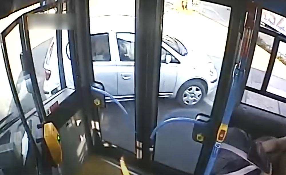 Ezért kell elsodornia a busznak az elé kerülő autót