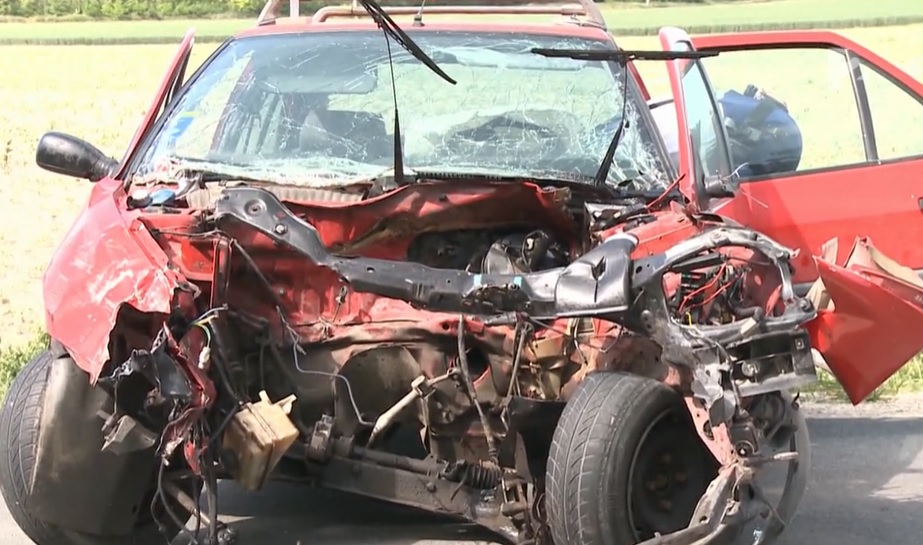 VIDEÓ: Újabb felelőtlen sofőr zuhant ki atutójából, mert nem volt bekötve
