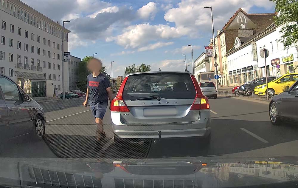 VIDEÓ: Hatalmas büntetőfék, majd ablakpüfölés a Váci úton