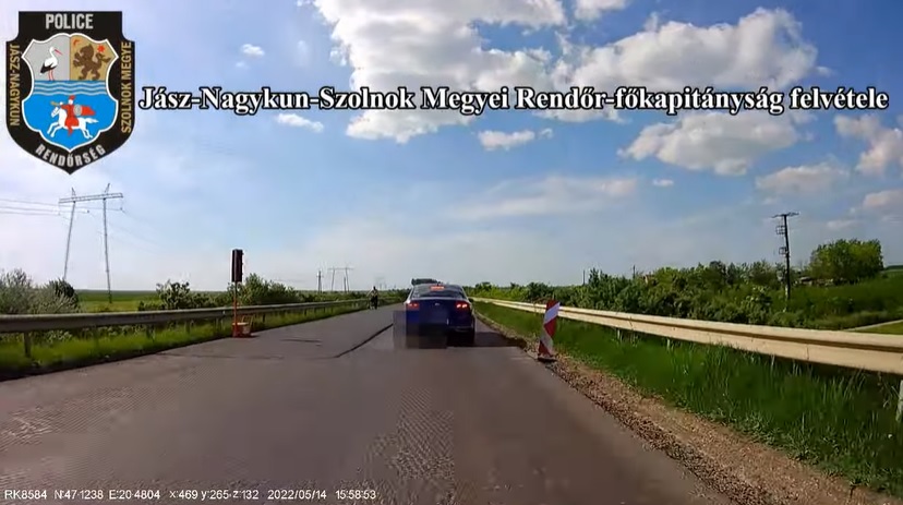 VIDEÓ: Azonnal 14 büntetőpontot sikerült összeszednie a rendőrautó előtt szabálytalankodó autósnak