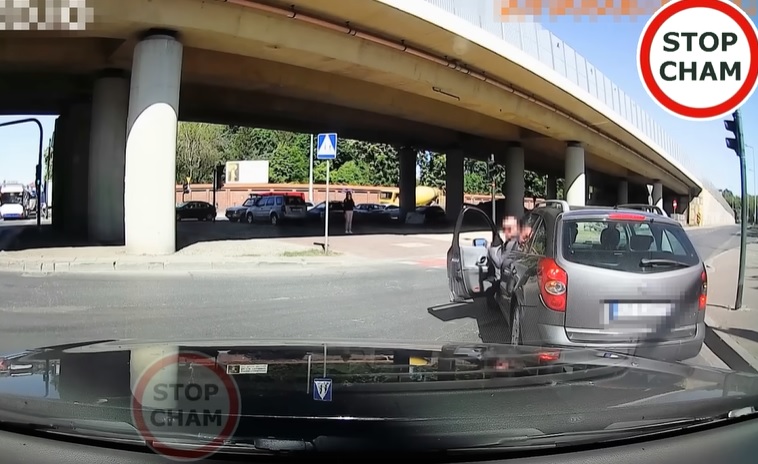 VIDEÓ: Forgalmas járdán kerülte a sort a tahó, majd nagyon megsértődött és még büntetőzni is volt ideje