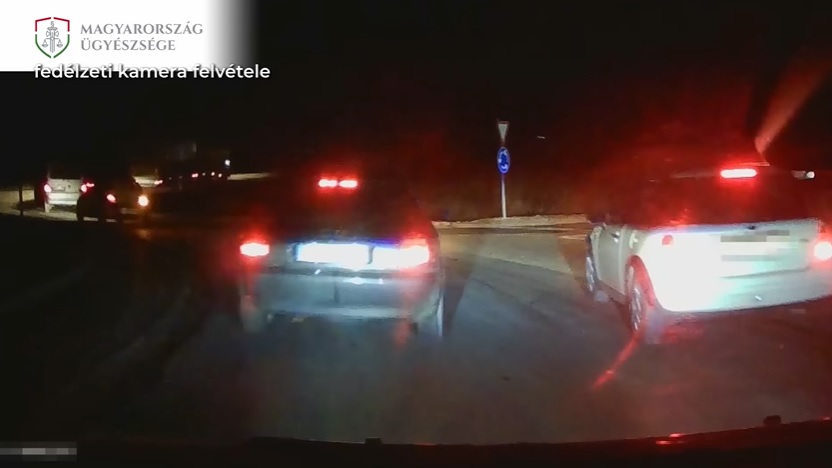VIDEÓ: Vádat emeltek a férfi ellen, aki körforgalomban büntetőfékezett, majd agresszív viselkedésével kárt okozott