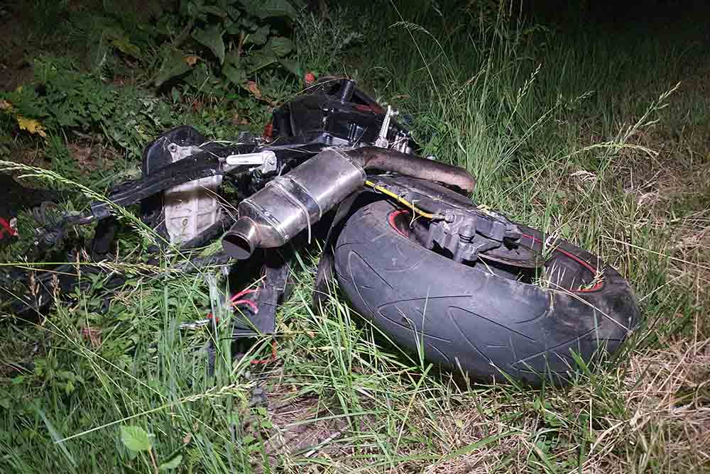 Kettétört a motor, a motoros karja pedig leszakadt
