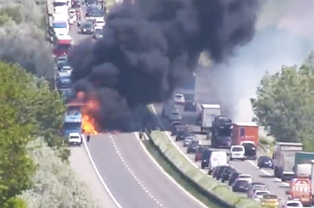 VIDEÓ: A bámészkodók miatt súlyos baleset történt az M1-esen. Kamera rögzítette