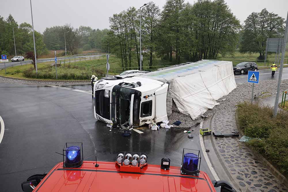 Körforgalomban burult fel a nyerges vontató, meghalt a sofőr