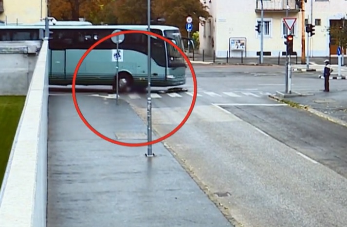 Megrázó videót tettek közzé a 11. kerületben történt buszos balesetről, amiben egy rolleres vesztette életét