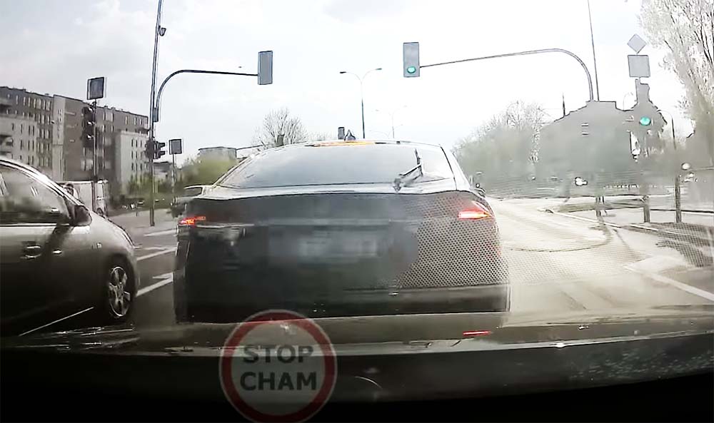 VIDEÓ: Belerohant a büntetőfékezőbe a kamerás autó