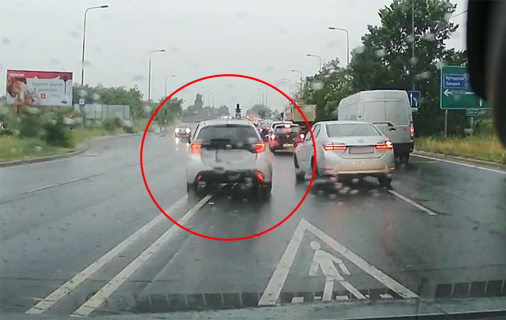 VIDEÓ: Még ehhez is volt mersze a Toyota sofőrjének
