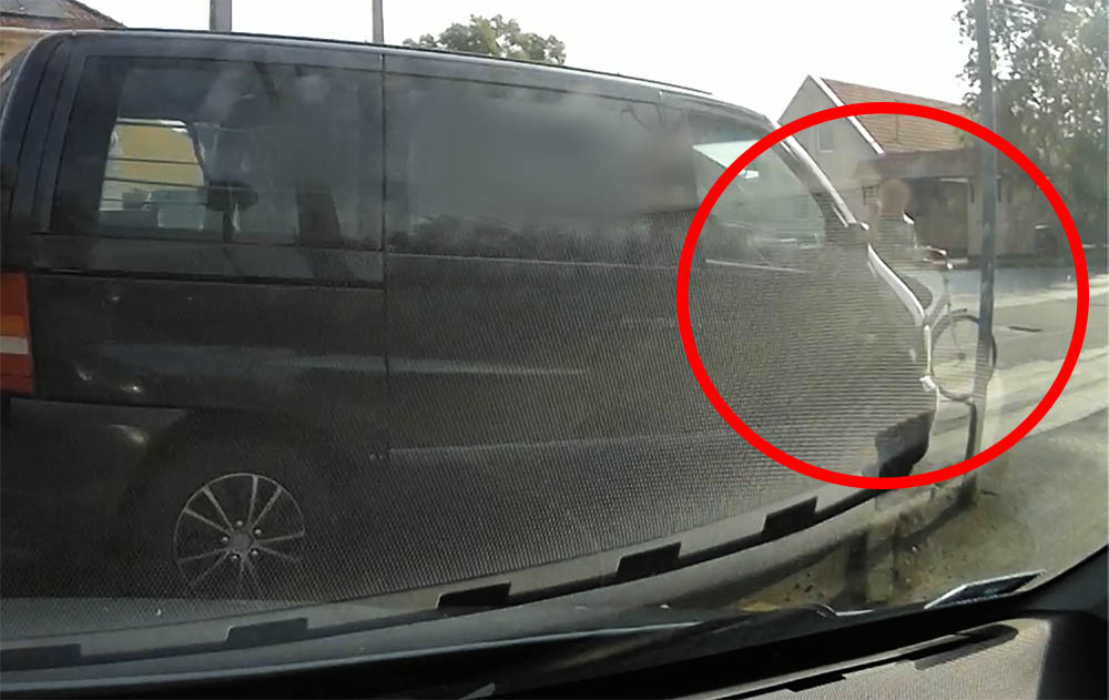 VIDEÓ: Óriási hibát követett el a kerékpáros, de a kisbusz sofőrje sem volt vétlen