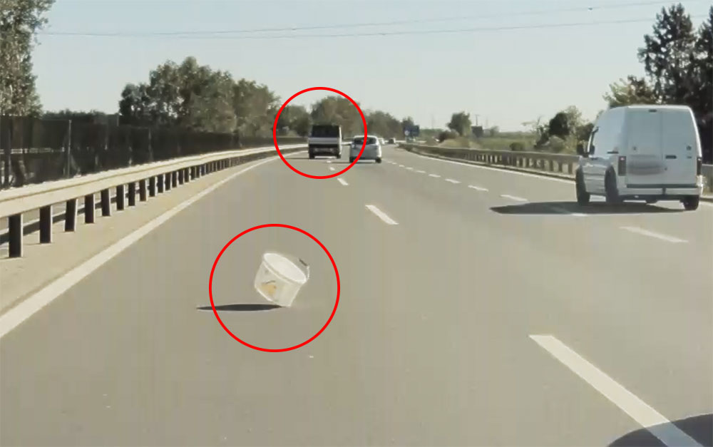 VIDEÓ: Kb. 800 ezres kárt okozott egy lezuhanó vödör az M2-esen