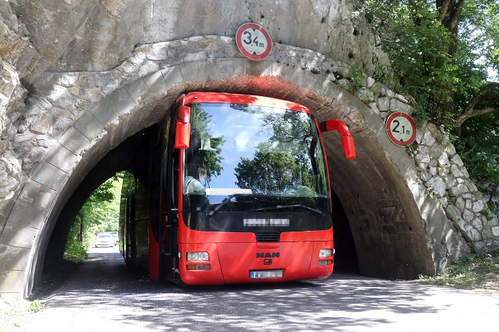 FOTÓK: Alagútba szorult egy turistabusz Lillafüreden