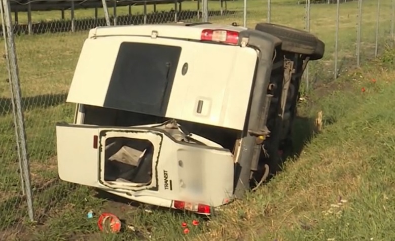 VIDEÓ: Sofőr és utasa sem volt bekötve – Szörnyethalt egy 21 éves sofőr, miután kirepült a balesetező kisbuszból