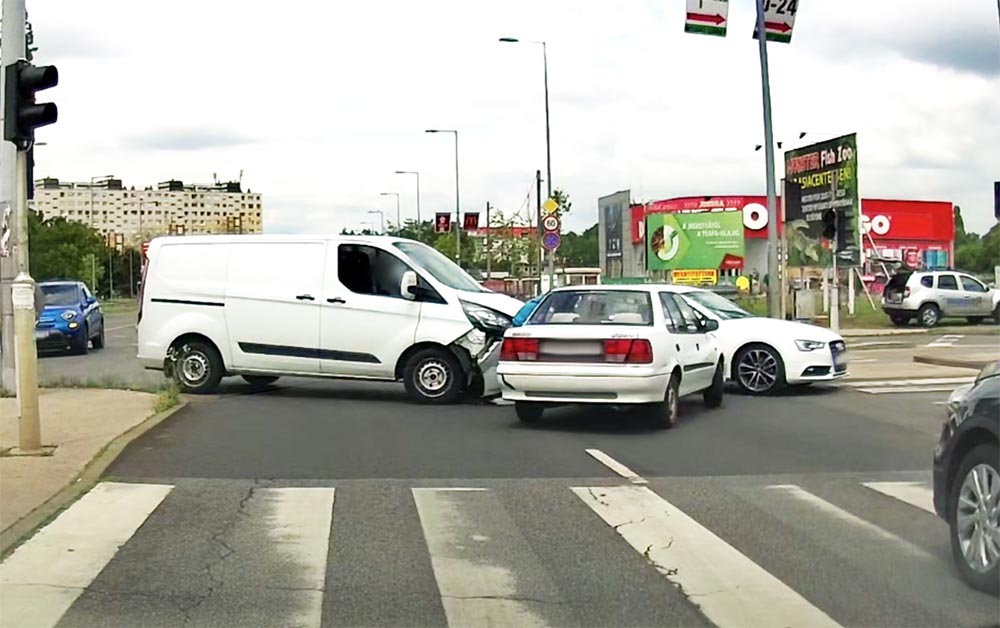 Ezt tette a furgon szabálytalan sofőrje a Suzukival