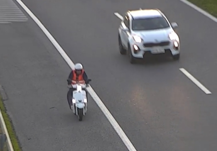 VIDEÓ: Békésen robogózgatott, néha megállt, kicsit tornázott, mindezt az M1-esen