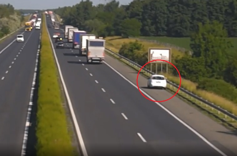 Videón, ahogy megáll egy autós az M1 leállósávján, hogy kihajítsa autójából a szemetet
