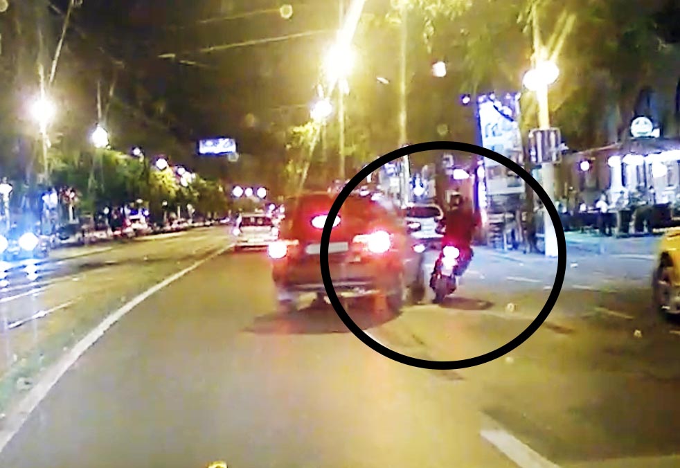 VIDEÓ: Az ütközést nem sikerült elkerülni. Így soha ne válts sávot!