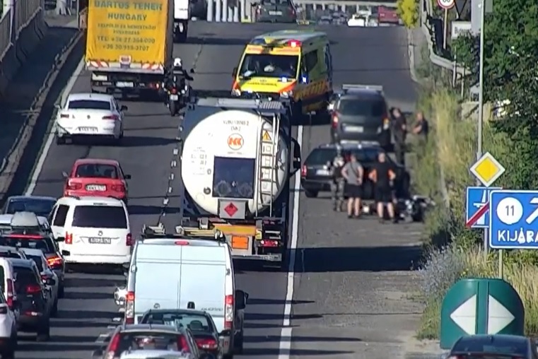 VIDEÓ: A motoros és az autós is nagyot hibázott – Csúnya balesetet rögzített a Közút kamerája