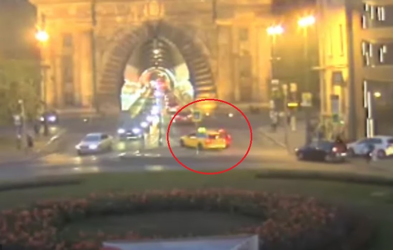 VIDEÓ: Menet közben fújt Paprikaspray-t a másik autós szemébe egy dühös taxis