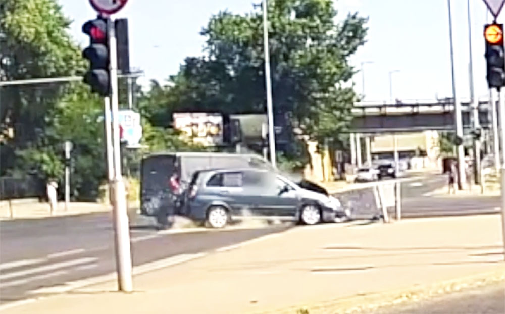 Ezt okozta a Suzuki sofőrje, mert nem állt meg a pirosnál