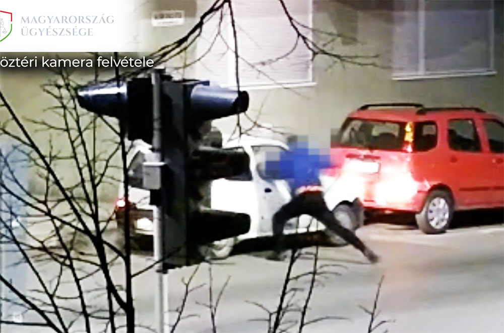 Útjában állt az autó, ezért megrongálta és a benne ülőket bántalmazta
