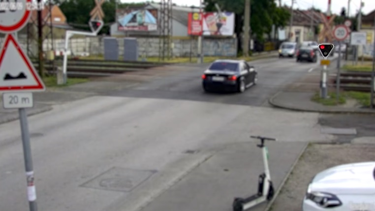 Életekkel játszanak – Videón autósok, akik magasról tesznek a vasúti átjáró TILOS! jelzéseire