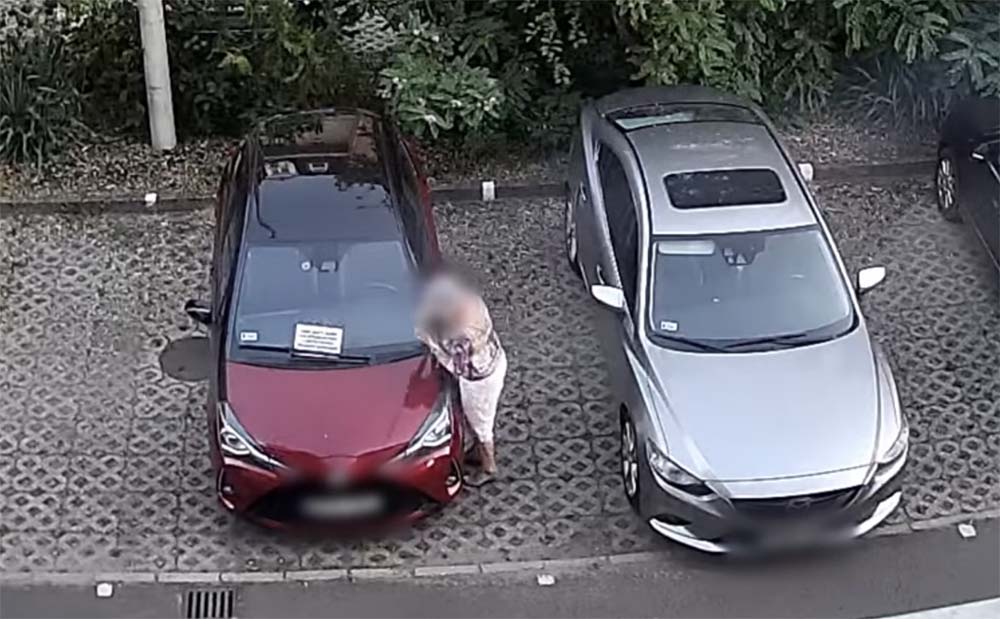 Videón, ahogy “megkulcsozza” a 16 db. autót egy nő Újpesten