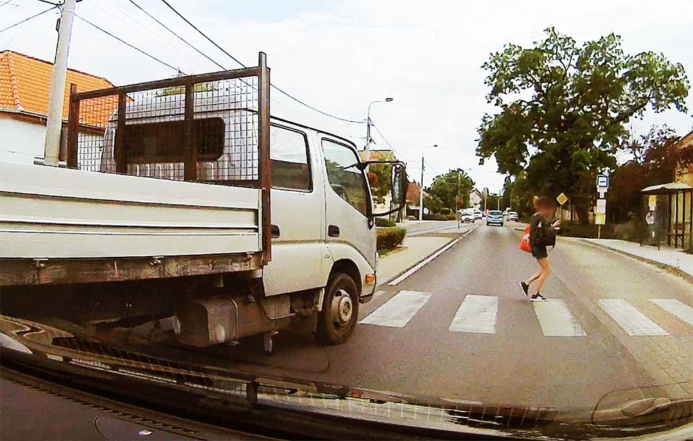 Ezt művelte és még neki állt feljebb