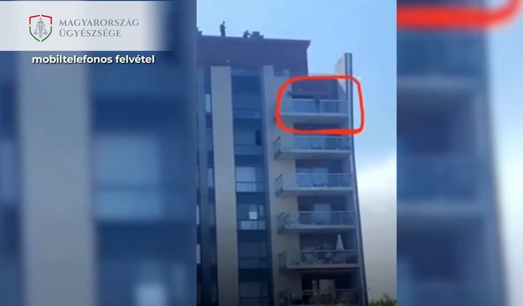 Videón, ahogy a hetedikről lóg egy férfi, aki bedrogozva több baesetet okozott és menekült a rendőrök elől is