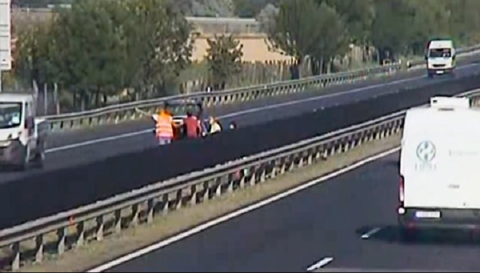 VIDEÓ: Centiken múlt a Közút munkatársának élete – Az M3-as belső sávjában kezdett kereket cserélni egy család