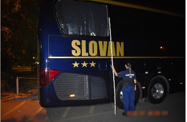 Gyorsított eljárásban bíróság elé állította az ügyészség a pozsonyi labdarúgók buszát kővel megdobó férfit