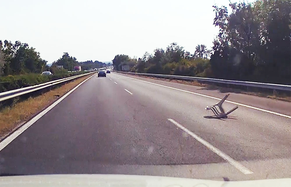 „Feri Papa” felkötötte a műanyag székeket – M7