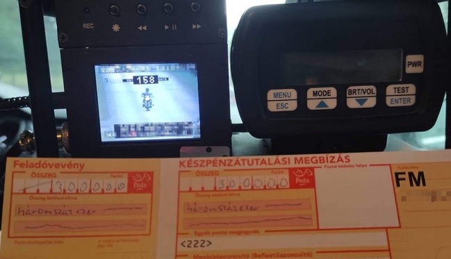 Óriási felelőtlenség – 50 helyett 158 km/h-val repesztett a motoros lakott területen belül, de elkapták
