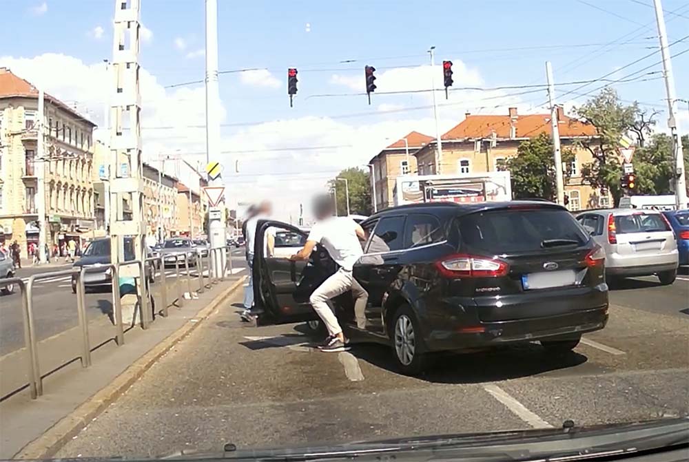 „Én nem értem mi folyik itt… Mindenki rohan mint egy állat”