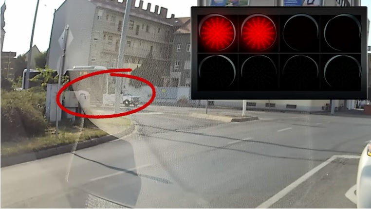 VIDEÓ: Esküvői konvojt vezet a rendőr Lada, figyeld mekkorát rajtol