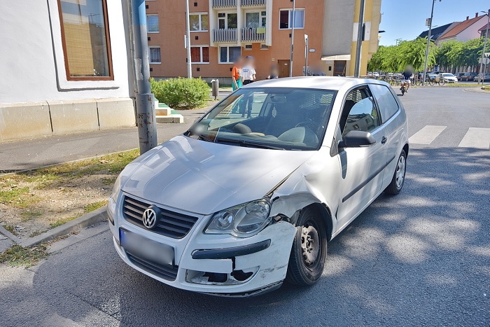 Szembesávba kanyarodva okozott balesetet egy zavarodott, idős férfi, majd elhagyta a helyszínt