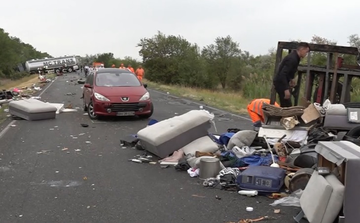 VIDEÓ: Kisteherautóval ütközött egy tartálykocsi a 4-es úton, Karcag közelében -Többen súlyosan megsérültek