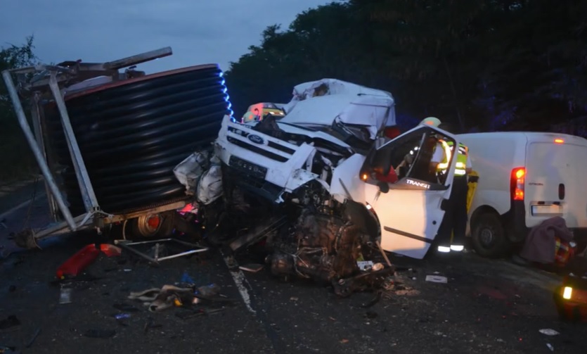 VIDEÓ: Halálos tömegszerencsétlenség történt vasárnap a 42-es főúton