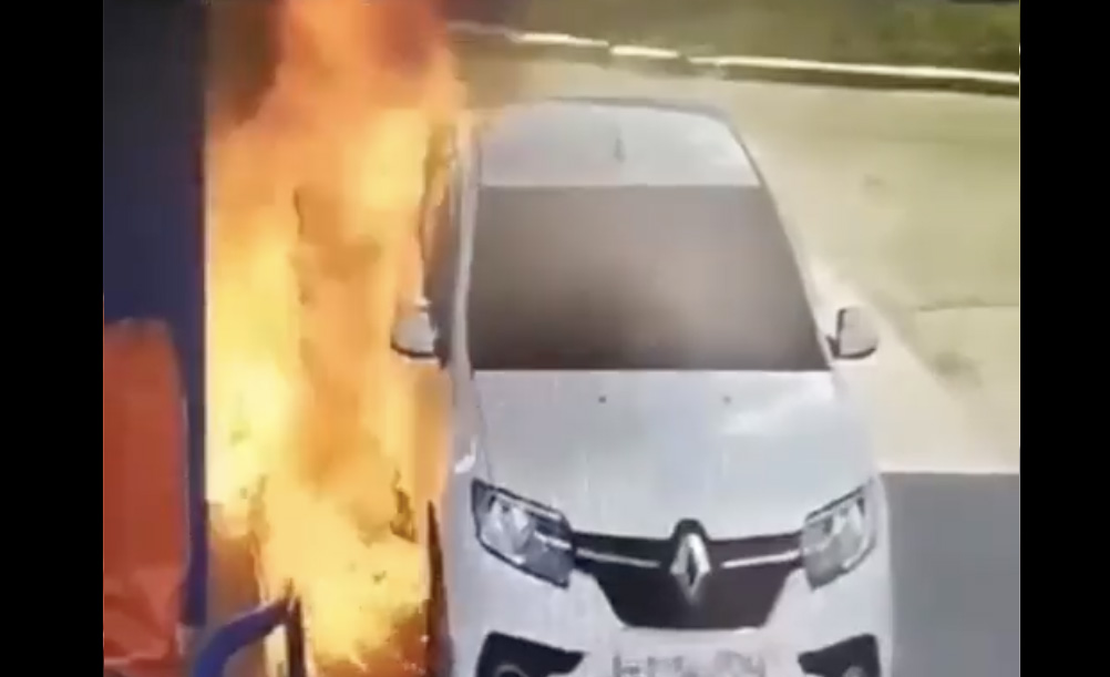 Ő rágyújtott tankolás közben. Nem kellett volna