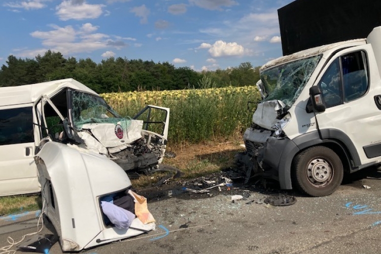 VIDEÓ: Nem tudta befejezni az előzést – Szörnyethalt a sofőr miután ütközött a szemből érkezővel